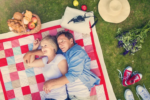 Seniorzy na piknik — Zdjęcie stockowe