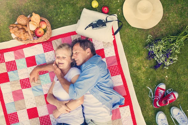 Anziani che fanno un picnic — Foto Stock