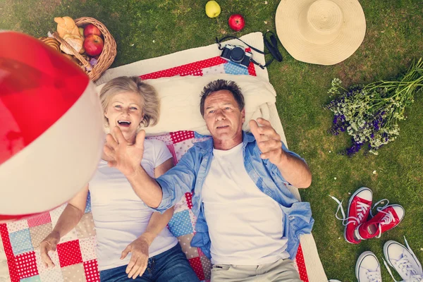 Seniors having a picnic — Stock Photo, Image