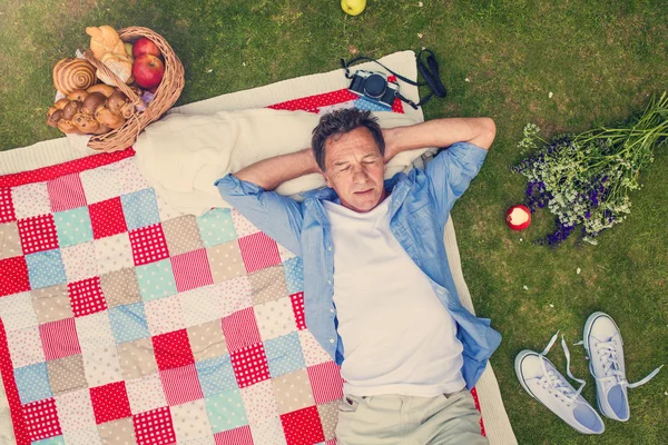 Senior man having a picnic — Stock Photo, Image