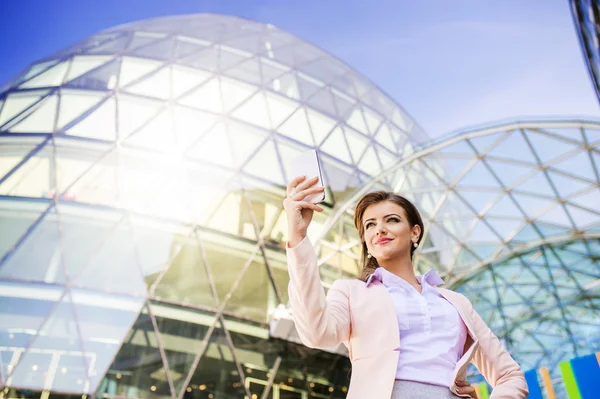 Beautiful young business woman — Stock Photo, Image