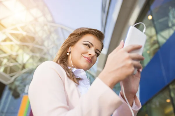 Beautiful young business woman — Stock Photo, Image