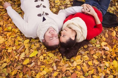 Yerde yatan güzel Çift