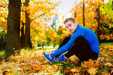 Genç yakışıklı atlet