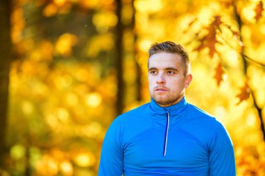 Genç yakışıklı atlet