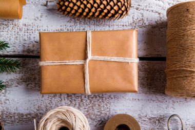 Bir masada Noel hediyeleri