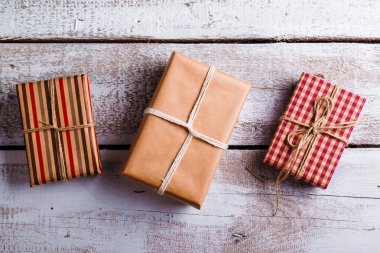 Bir masada Noel hediyeleri