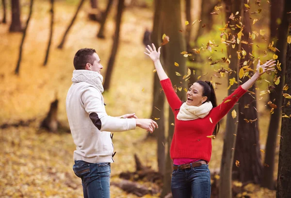 Beautiful couple in nature — Stock Photo, Image