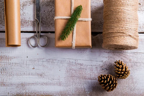 Regalos de Navidad en una mesa — Foto de Stock