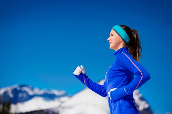 山で走っている女性 — ストック写真