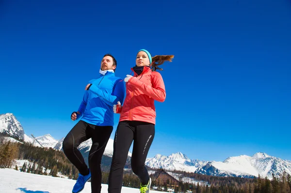 Junges Paar beim Joggen — Stockfoto