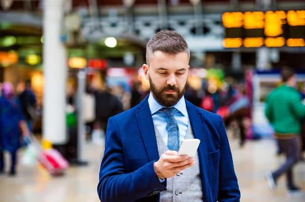 Biznesmen z inteligentny telefon — Zdjęcie stockowe