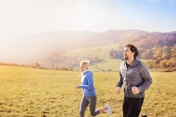 Hermosa pareja corriendo — Foto de Stock