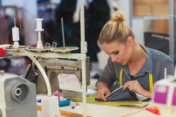 Mujer joven con máquina de coser —  Fotos de Stock