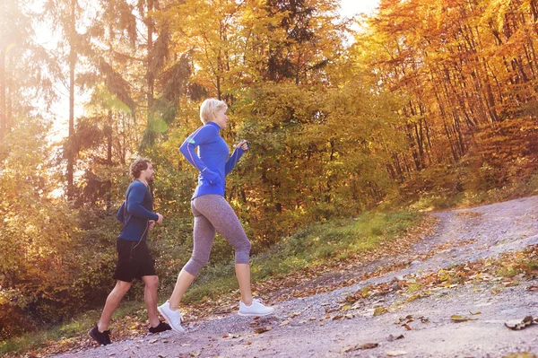 Hermosa pareja corriendo —  Fotos de Stock