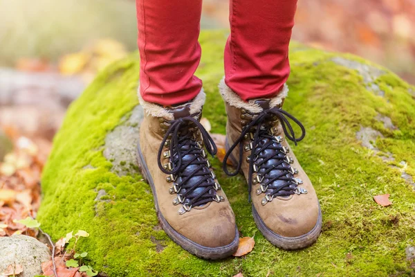 Jambes d'une femme en forêt — Photo