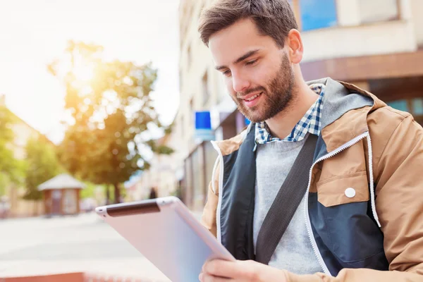 Mann mit Tablette — Stockfoto