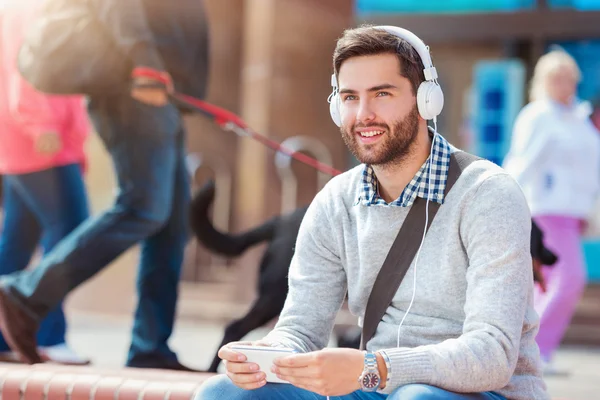 Uomo con cuffie — Foto Stock