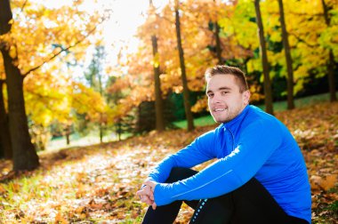 Genç yakışıklı atlet