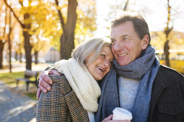 Active seniors in town — Stock Photo, Image