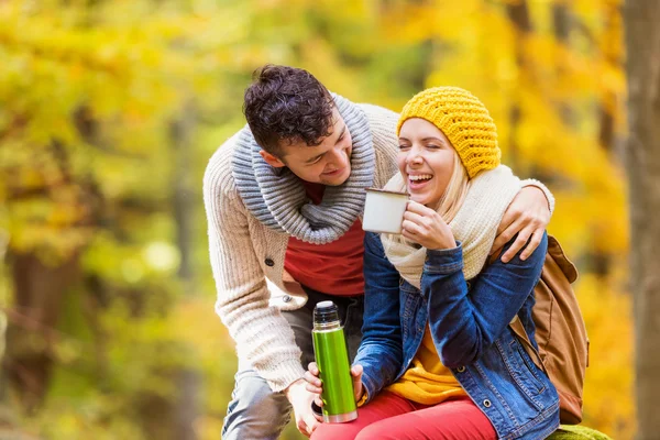 Hermosa pareja en bosque de otoño — Foto de Stock