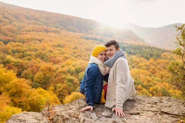 美丽的夫妇，在秋天的性质 — 图库照片