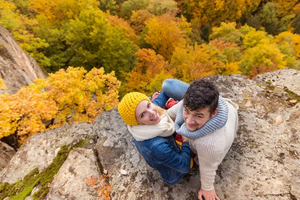 Belo casal na natureza outono — Fotografia de Stock
