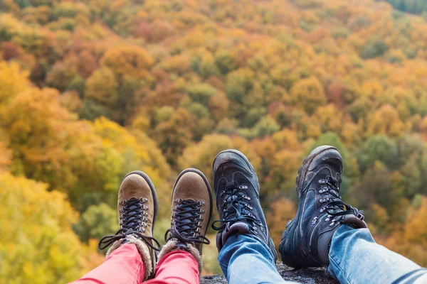 Coppia irriconoscibile nella natura autunnale — Foto Stock