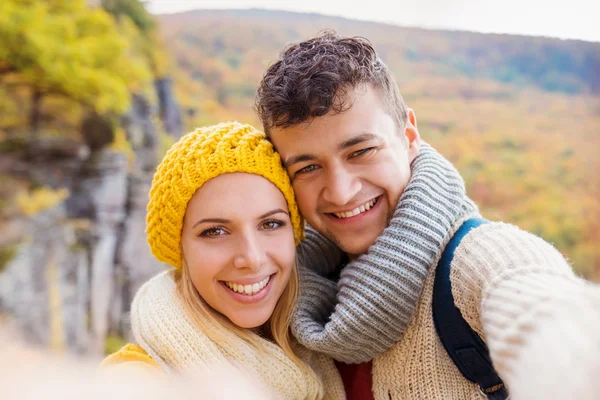 Hermosa pareja en otoño naturaleza — Foto de Stock