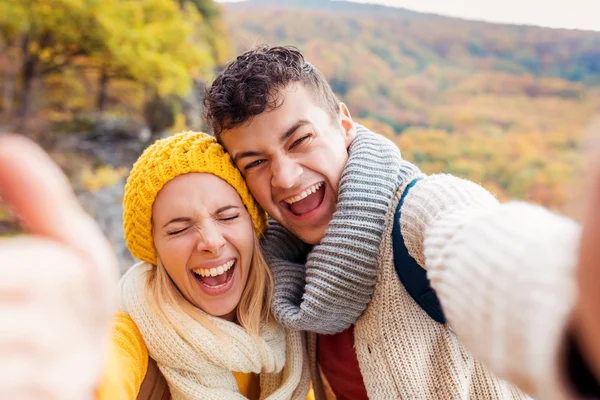 Belo casal na natureza outono — Fotografia de Stock