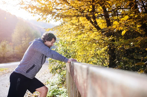 Jonge loper op een brug — Stockfoto