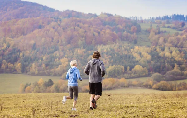 Beau couple courir — Photo