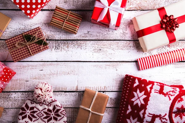 Kerstcadeaus op een tafel — Stockfoto