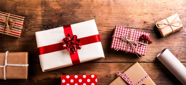 Kerstcadeaus op een tafel — Stockfoto