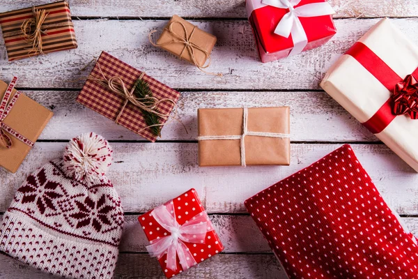 Kerstcadeaus op een tafel — Stockfoto