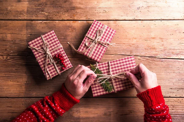 Regali di Natale su un tavolo — Foto Stock