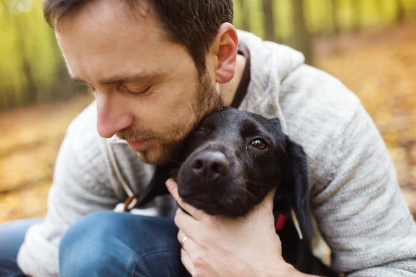 Man med sin hund — Stockfoto