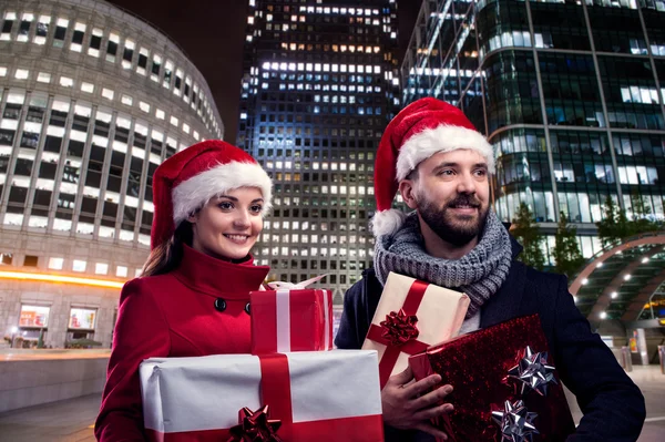 Beau couple en ville à Noël — Photo