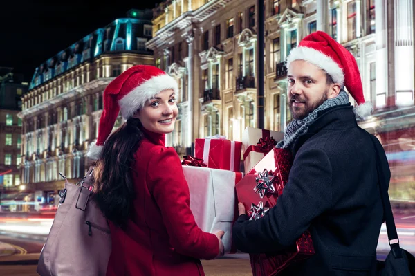 Nádherný pár v městě na Vánoce — Stock fotografie