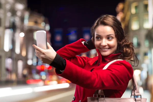 Schöne Frau macht Selfie — Stockfoto