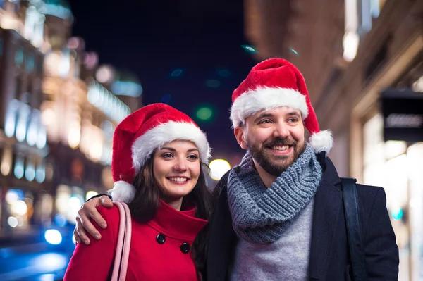 Beautiful couple in city on Christmas — Stock Photo, Image