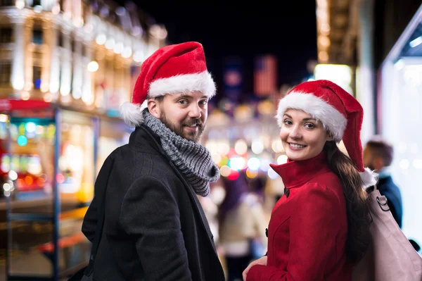 Belo casal na cidade no Natal — Fotografia de Stock