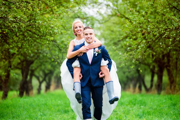 Schönes Hochzeitspaar — Stockfoto