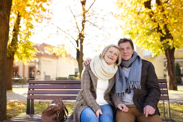 Seniorenpaar in der Herbststadt — Stockfoto
