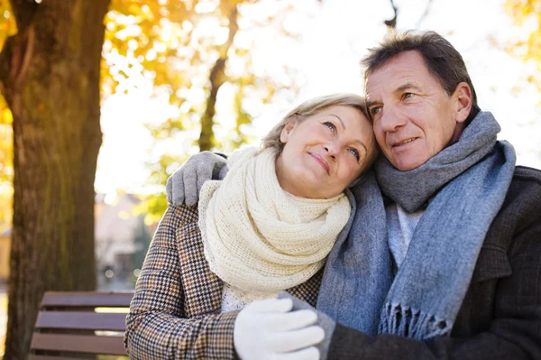 Senior couple in autumn town — Stock Photo, Image