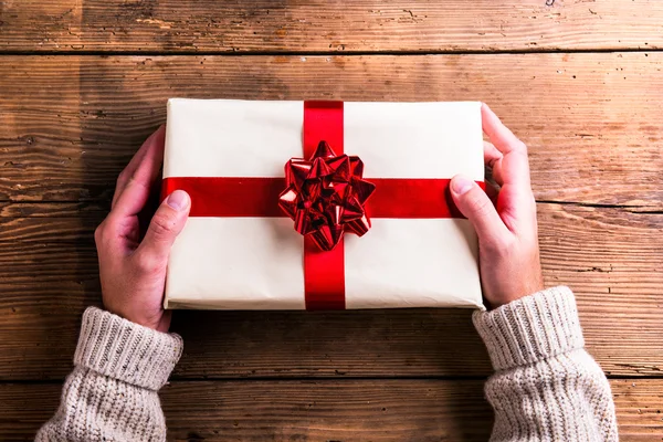 Man holding Christmas present — Stock Photo, Image