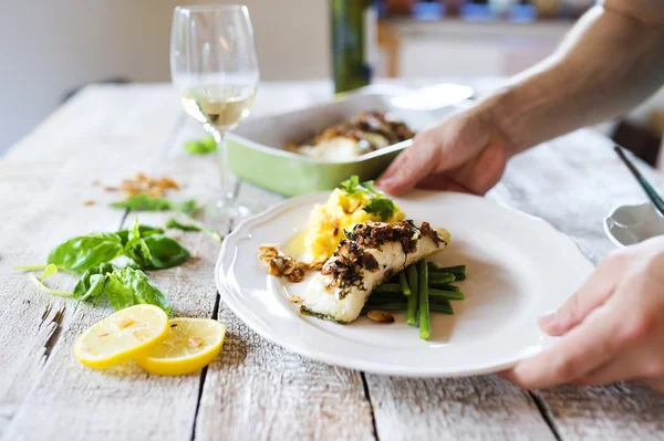 Man serving fish — Stock Photo, Image