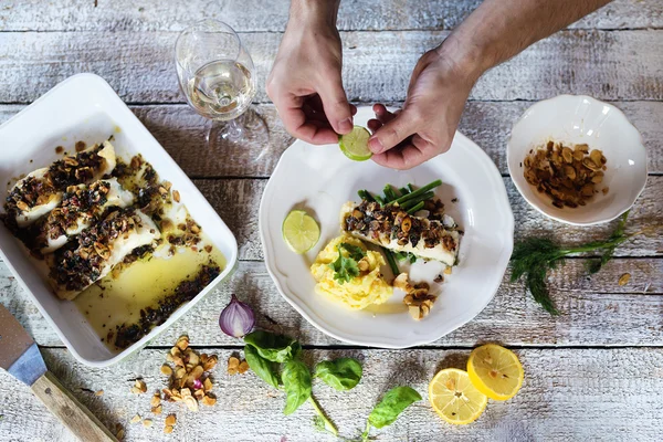 Mannen som serverar stekt fisk — Stockfoto