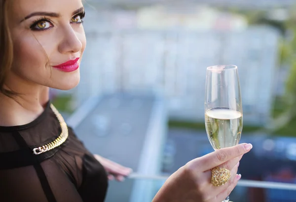 Schöne Frau trinkt Champagner — Stockfoto