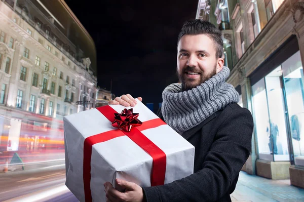 Man op Kerstmis in stad — Stockfoto